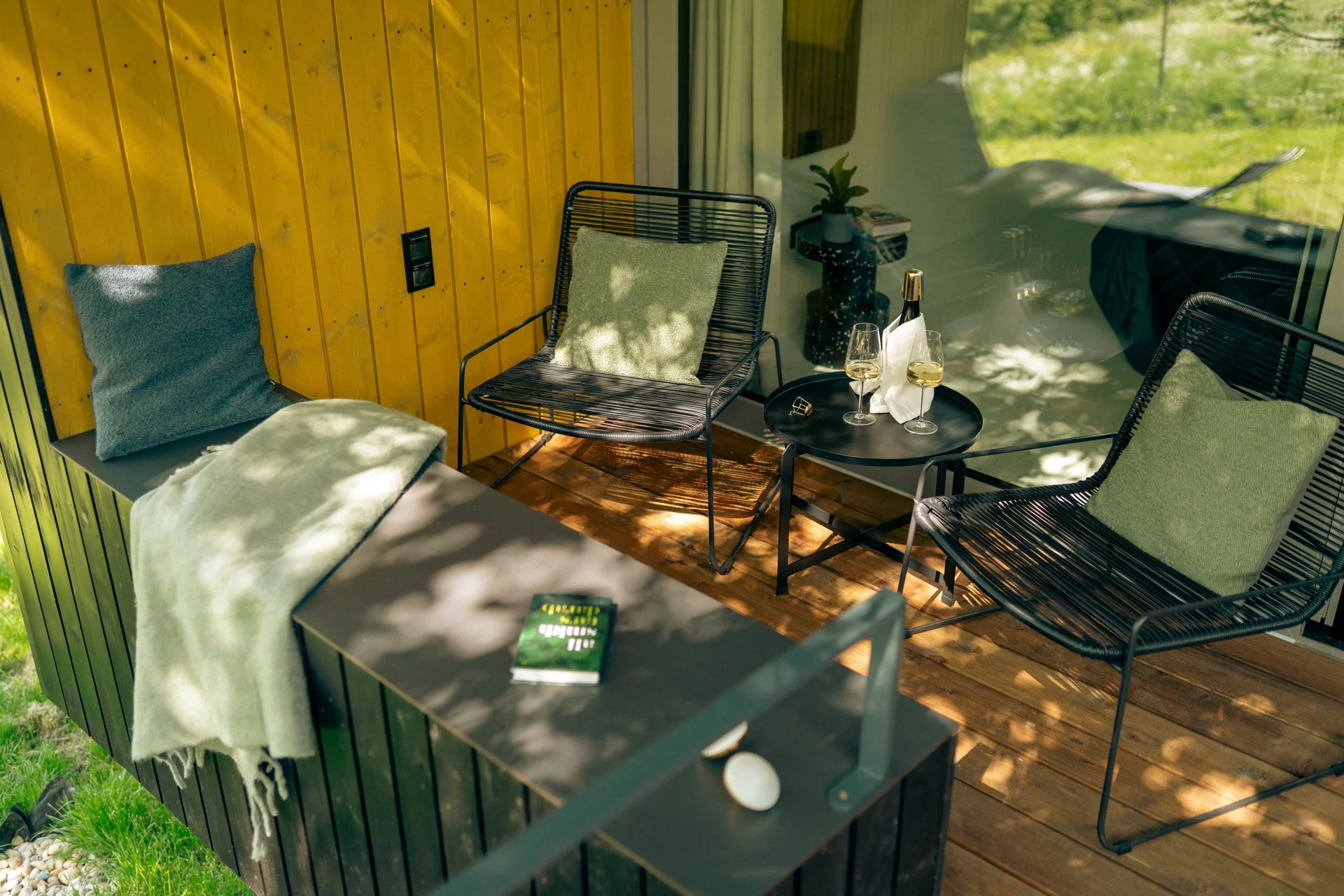 A Relax Hill fedett terasza kényelmes pihenőbútorokkal