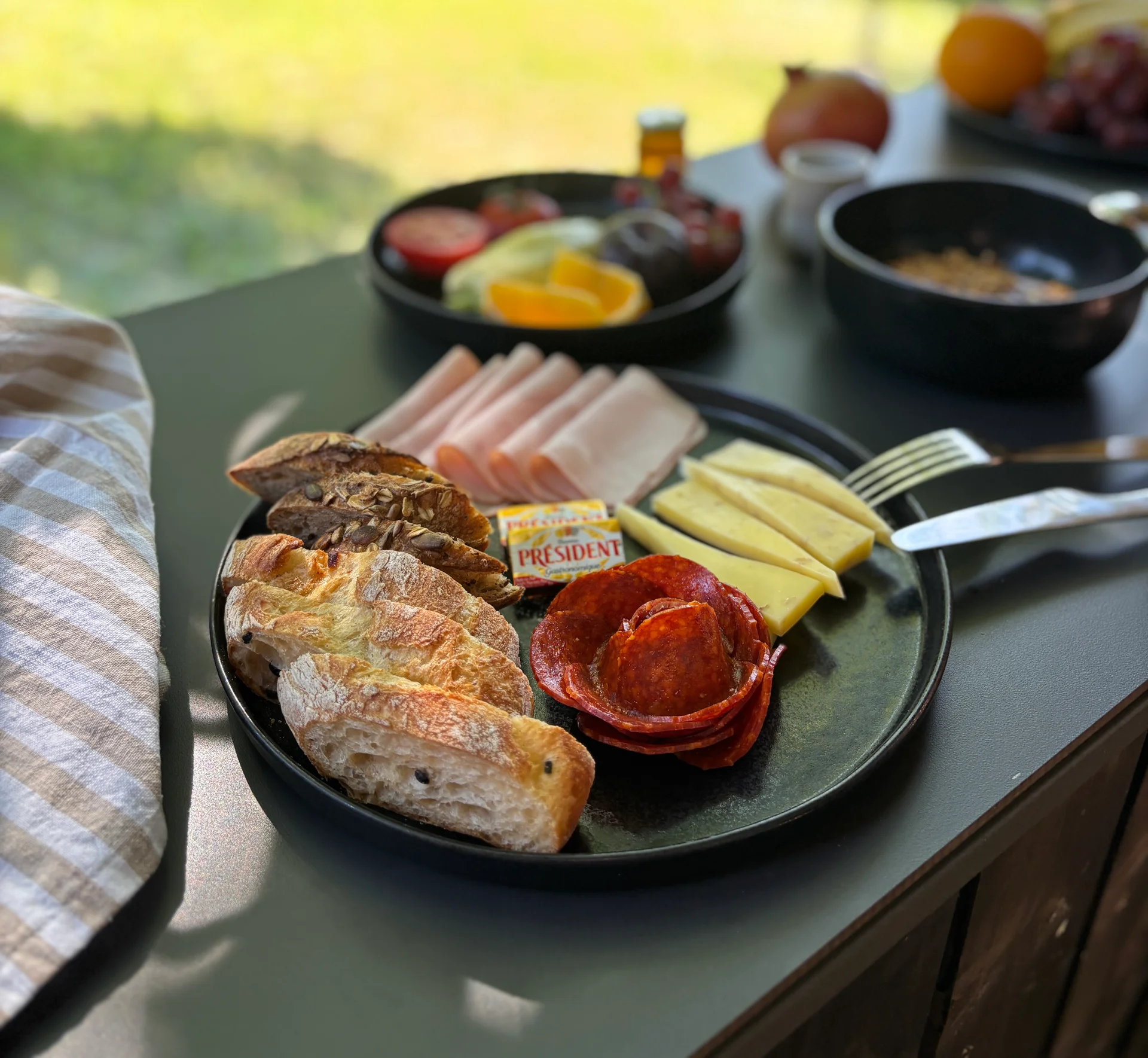 Reggeli a Relax Hillben: sajttal, felvágottal és friss zöldségekkel tálalt reggeli